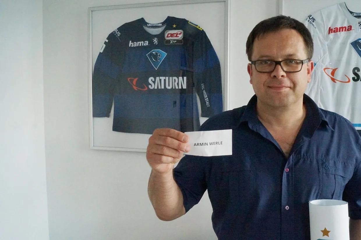 Armin Werle heißt der glückliche Gewinner, den Stadionsprecher Hannes Langer aus dem Lostopf gezogen hat...