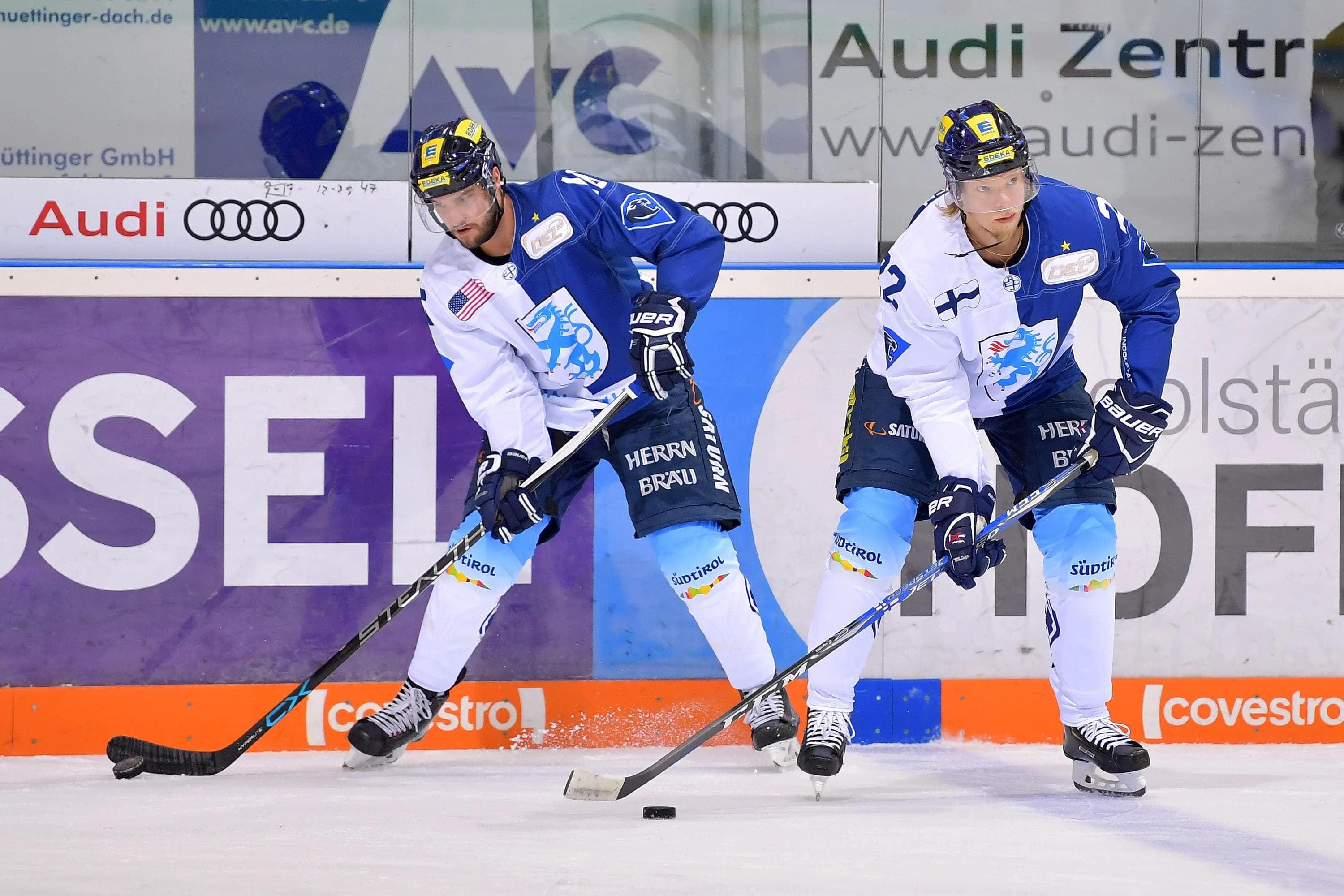 Brett Olson (links) und Vili Sopanen beim WarmUp.
Foto: Johannes TRAUB / ST-Foto.de