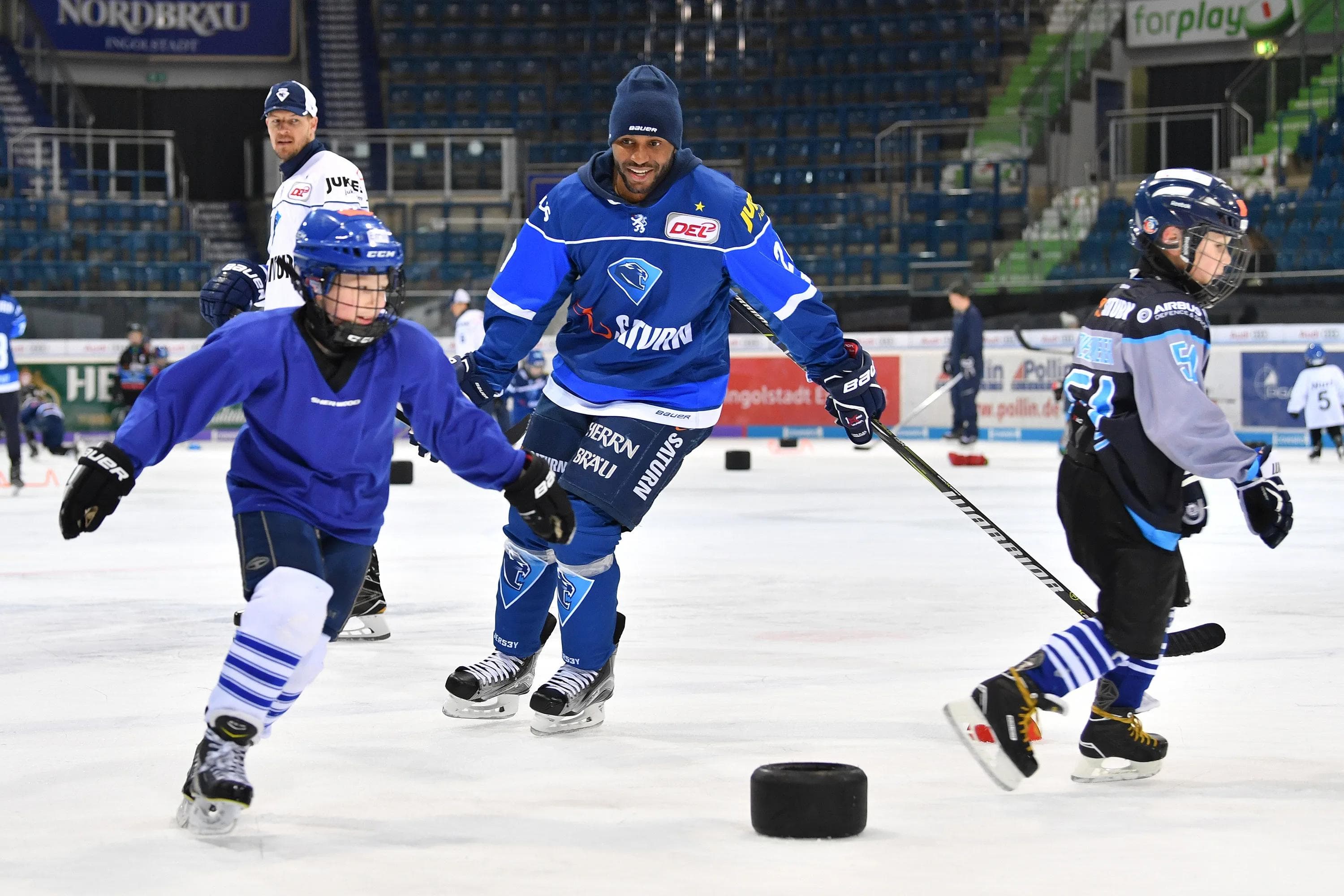Greg Mauldin spielt Fangen mit den Spielern von Morgen. Foto: J. Traub / st-foto.de