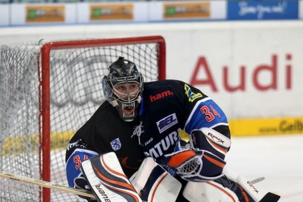 Ian Gordon hielt alle Penaltyschüsse der Gastgeber und verhinderte mehrmals den vorzeitigen Ausgleich der Freezers. Foto: Stefan Bösl - www.kbumm.de