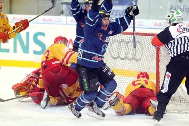 Jared Ross bejubelt den 2:1 Siegtreffer in der Verlängerung. Foto: Stefan Bösl - www.kbumm.de