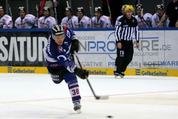 Jakub Ficenec bei einem seiner zahlreichen Schüsse von der blauen Linie