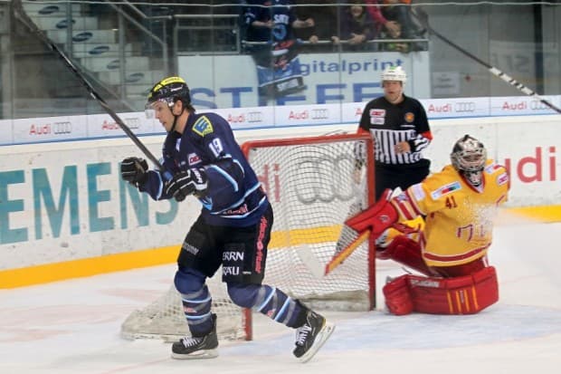 Joe Motzko erzielte nach starker Vorarbeit von Christoph Gawlik die Führung zum 1:0. Foto: Stefan Bösl - www.kbumm.de