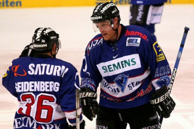 Yannic Seidenberg gratuliert Jason Holland zu seinem Tor