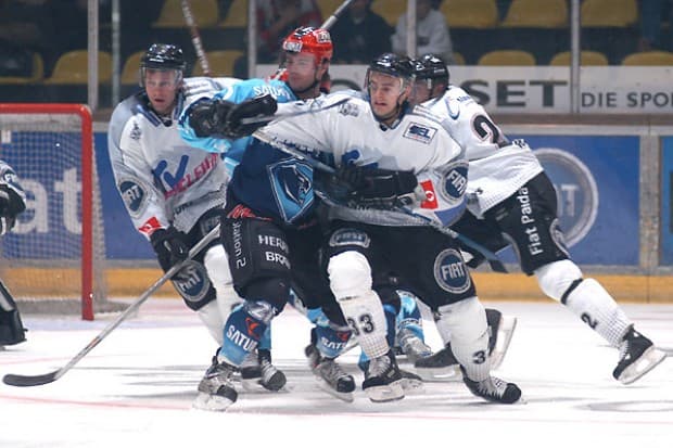 Christoph Melischko von drei Lions "Umringt"
