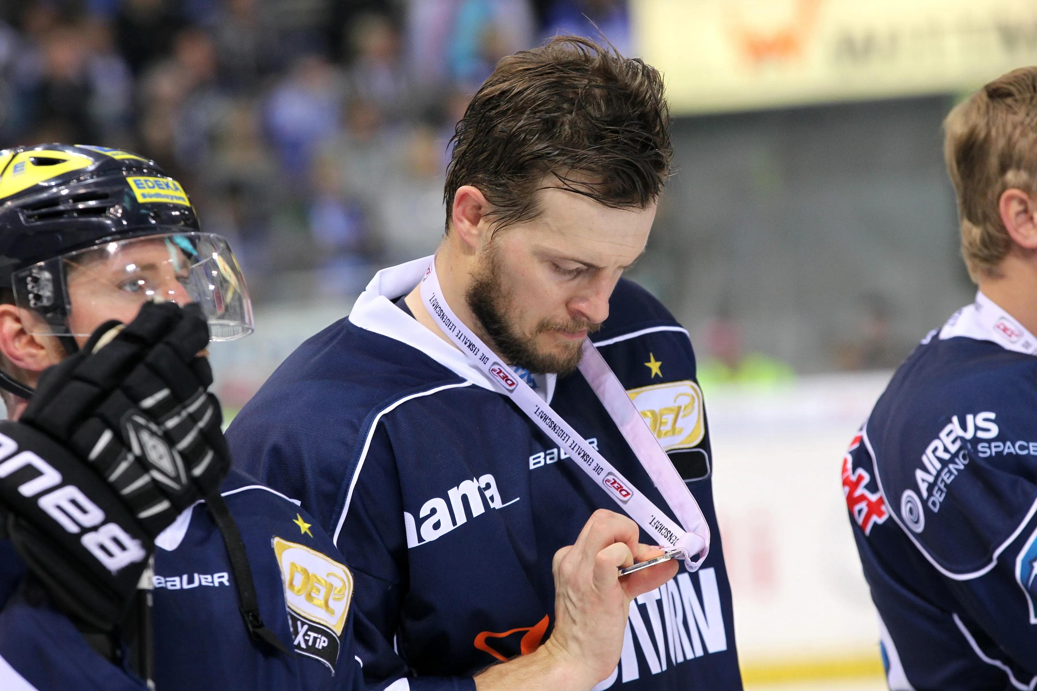 Die Panther erhielten eine silberne Medaille für die Vizemeisterschaft. Foto: Stefan Bösl / kbumm.de