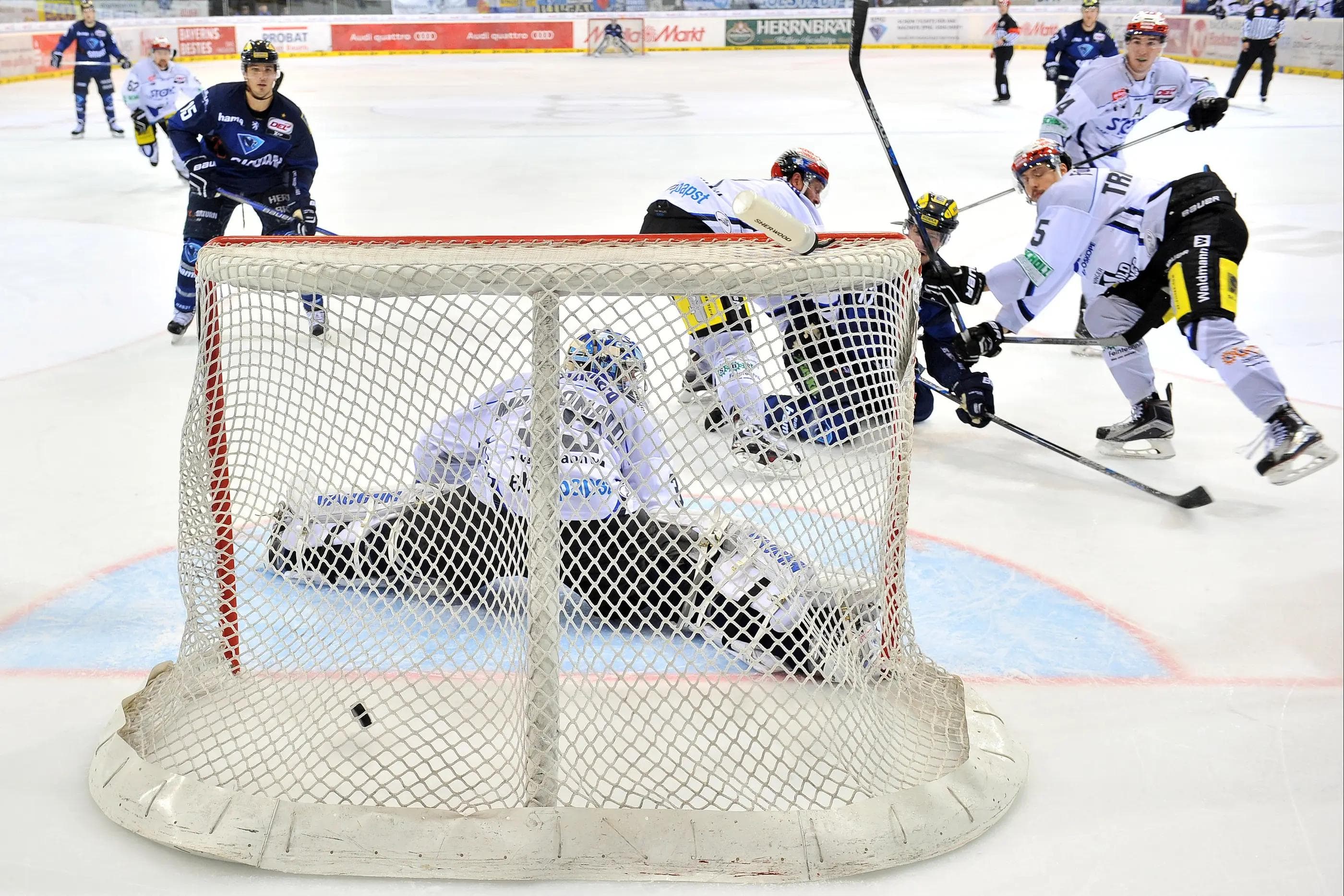 Eine Szene aus dem ersten Vergleich in der Saturn Arena: Nach Thomas Greilingers Schuss fliegt die Scheibe ins Schwenninger Netz. Foto: st-foto.de / Strisch-Traub