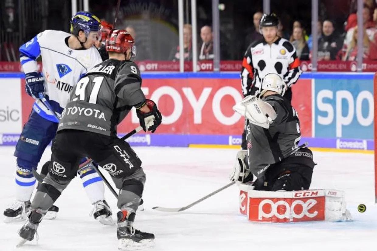 Brandon Mashinter brachte die Panther per Abfälscher in Front. Foto: Schäfer