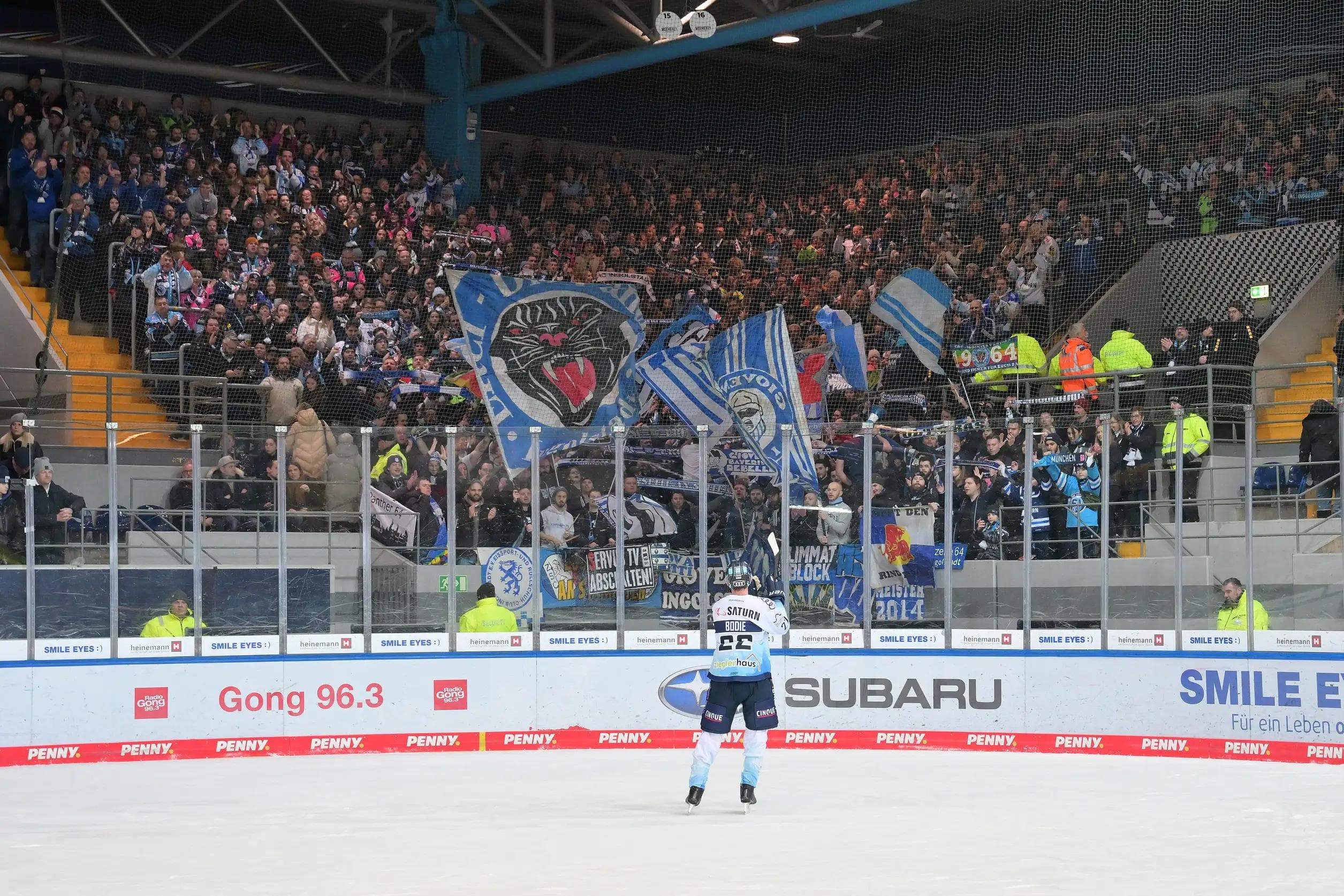 800 mitgereiste Panther-Fans machten das Derby in München zum Heimspiel.
Foto: Johannes Traub/JT-Presse.de