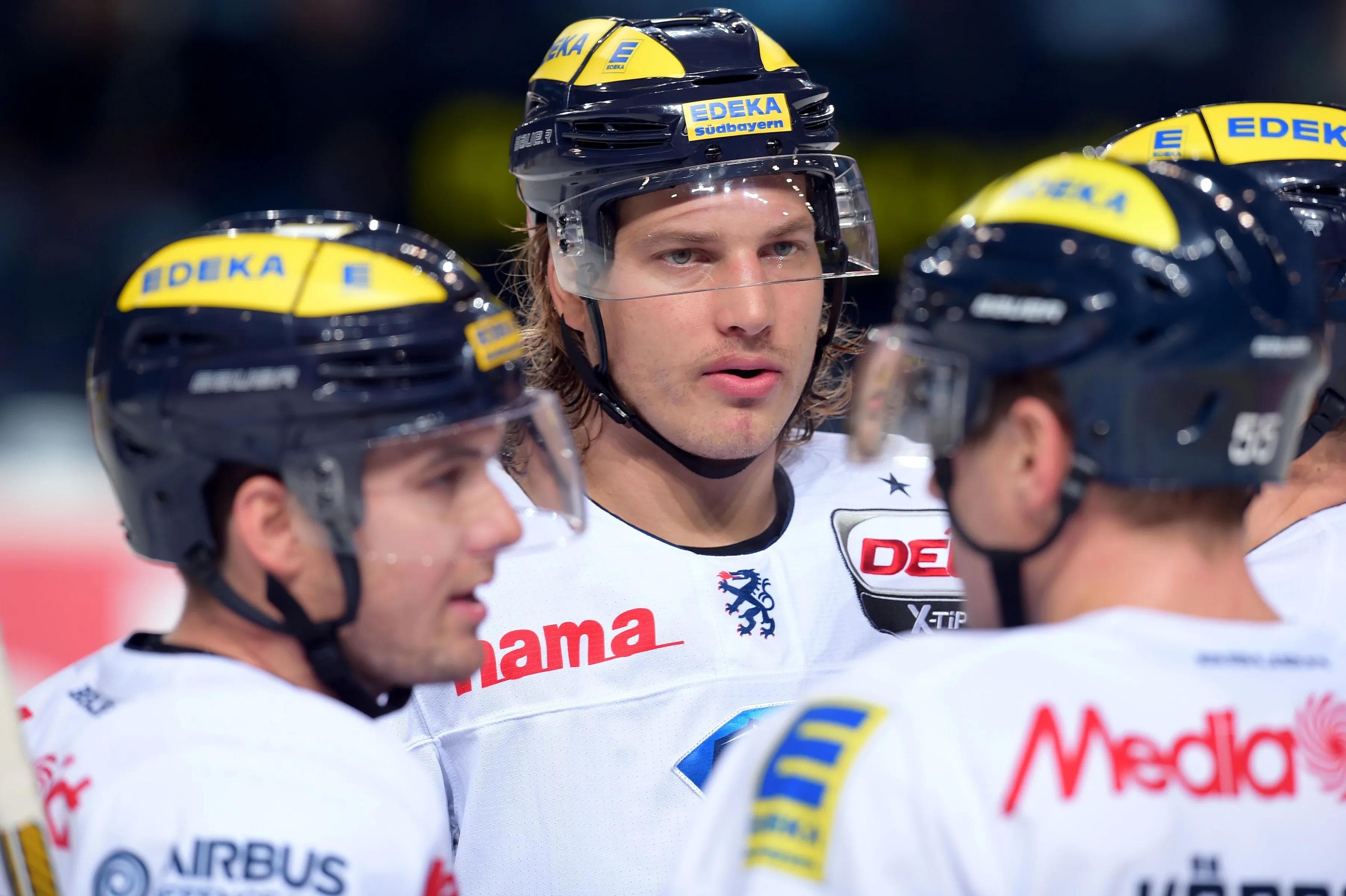 Jared Ross (links) und Brian Lebler (Mitte) spielen seit dieser Saison zusammen. Sie zeigten zusammen mit Reihenpartner Danny Irmen offensiv gute Ansätze und wollen gegen Augsburg nachlegen. Foto: City Press