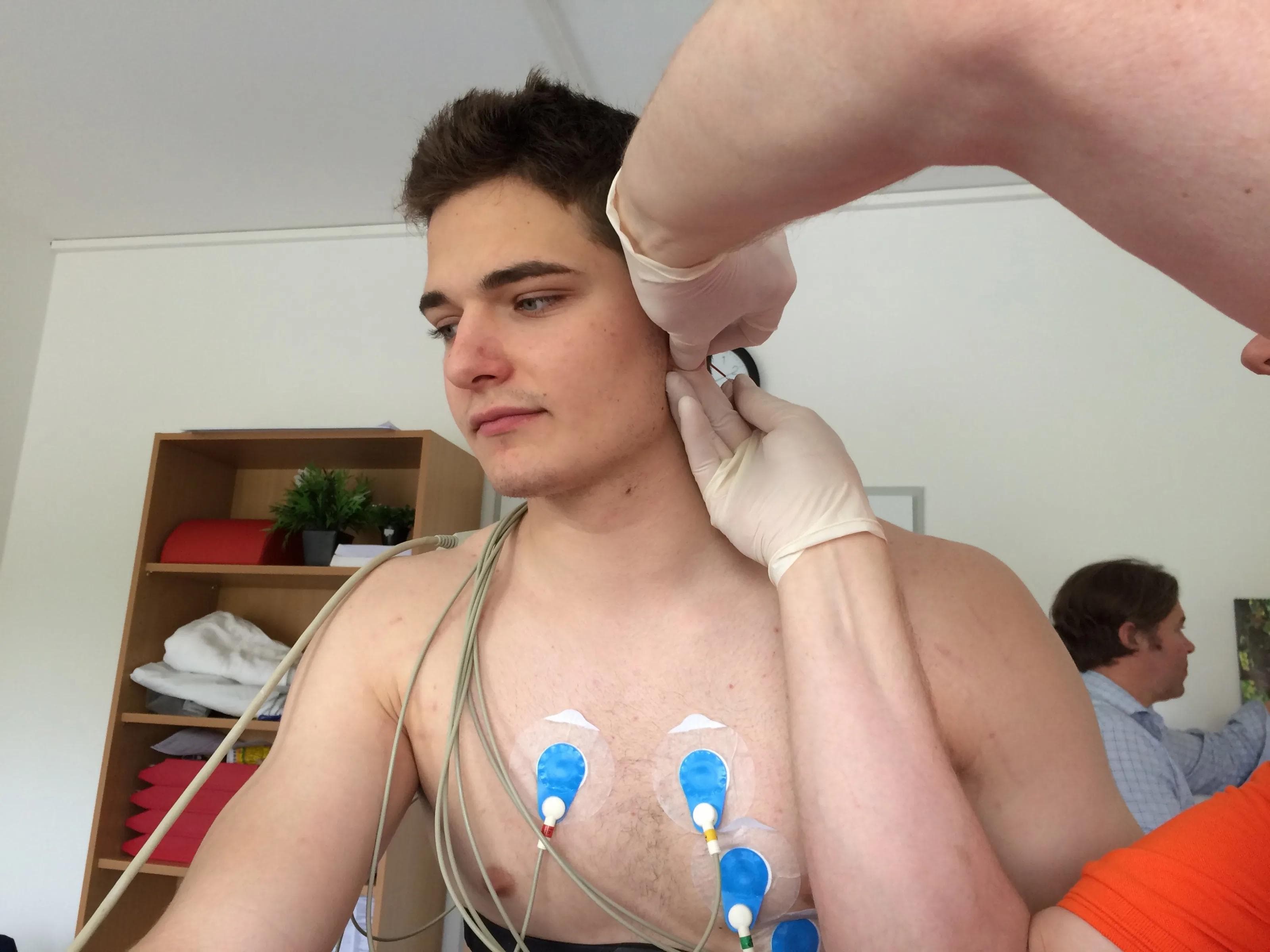 Marc Schmidpeter gibt vor dem Losradln Blut, damit sein Laktatwert im Ruhezustand erfasst ist.