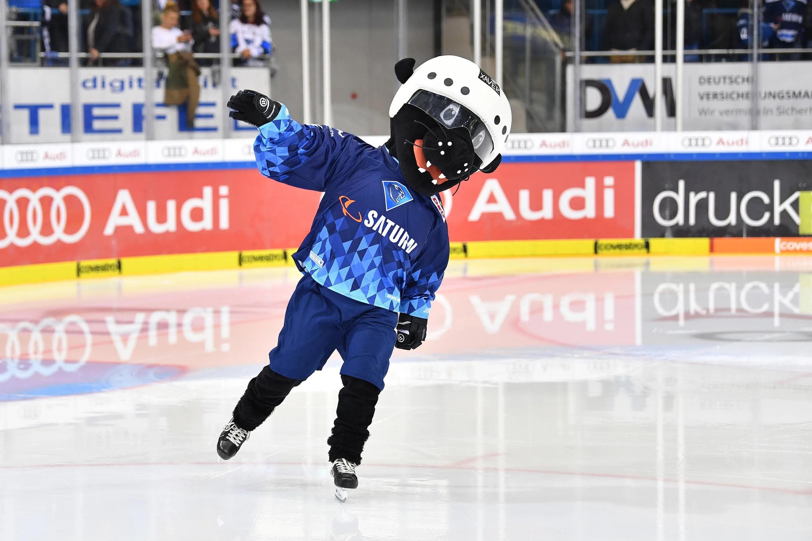 Panther-Maskottchen Xaver freut sich schon darauf, am 6. Oktober viele Kinder in der Saturn-Arena begrüßen zu dürfen.
Foto: Johannes TRAUB / JT-Presse.de