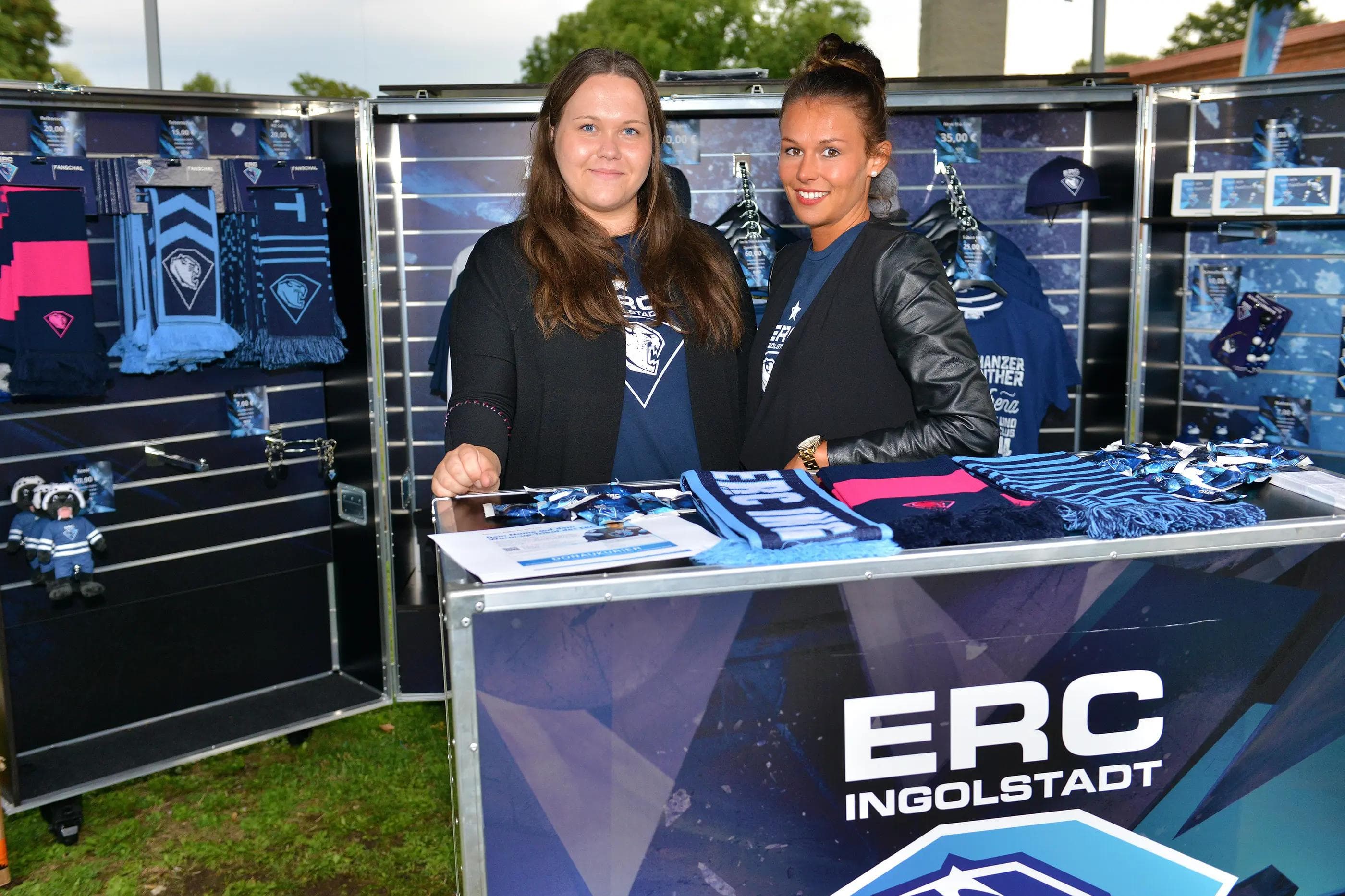 Neue Fanartikel wie etwa neue Schals fanden bei Kathi und Julia am mobilen Fanshop großen Anklang. Foto: ST-Foto.de / Johannes TRAUB