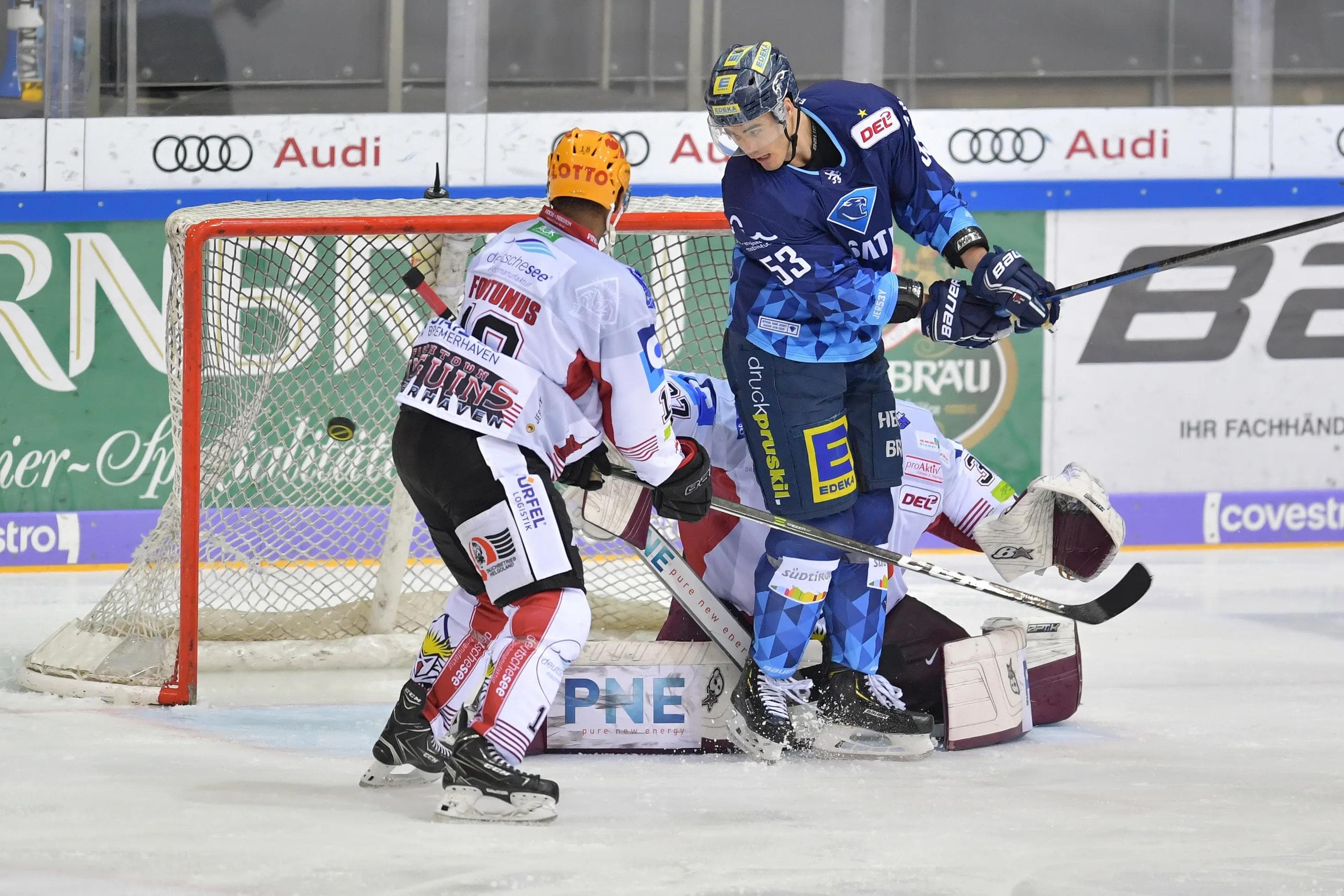 Das zweite von drei Powerplay-Toren. Brandon Mashinter nimmt Gäste-Goalie Kristers Gudlevskis gut die Sicht.
Foto: Johannes TRAUB / JT-Presse.de