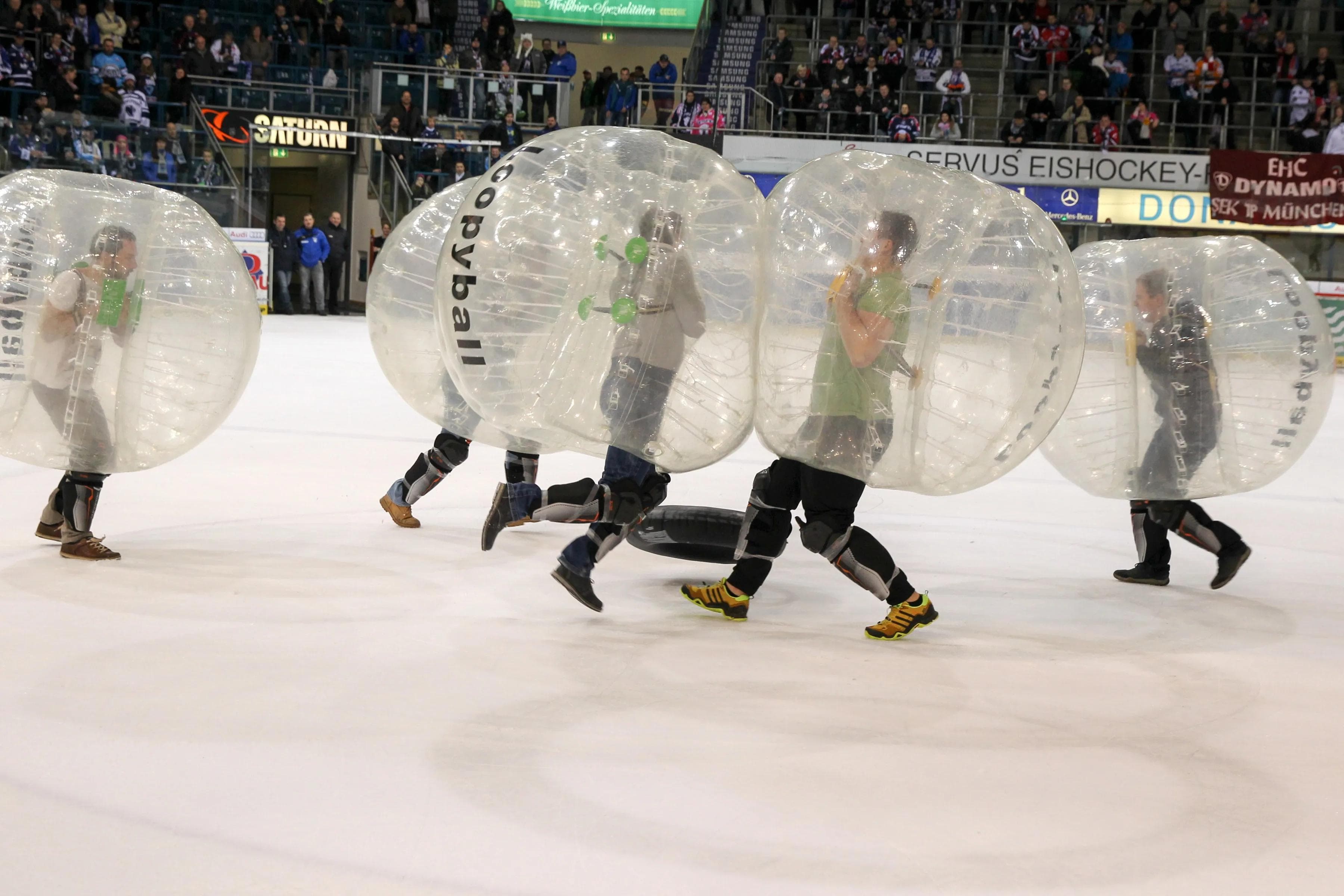 Bei lustigen Loopy Ball maßen sich die Fans auf dem Eis. Foto: Jürgen Meyer / kbumm.de