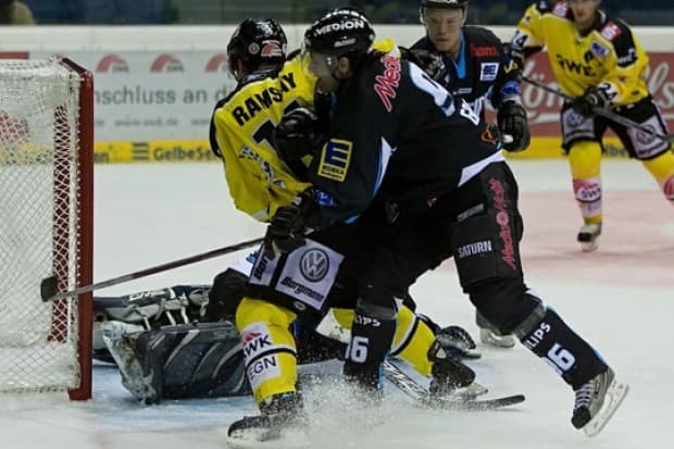 Der ERC Ingolstadt sicherte sich in Krefeld drei Punkte- Morgen wartet Bremerhaven im Pokal. Quelle: www.hockey-in-krefeld.de