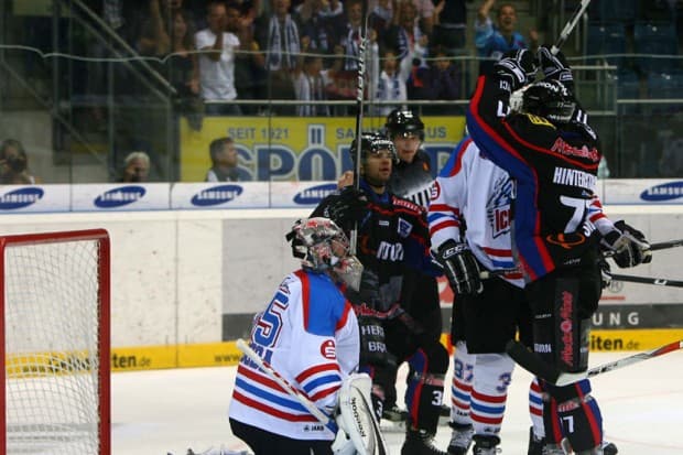 Martin Hinterstocker erzielte das 1:0 für den ERC. Foto: Sport-Press