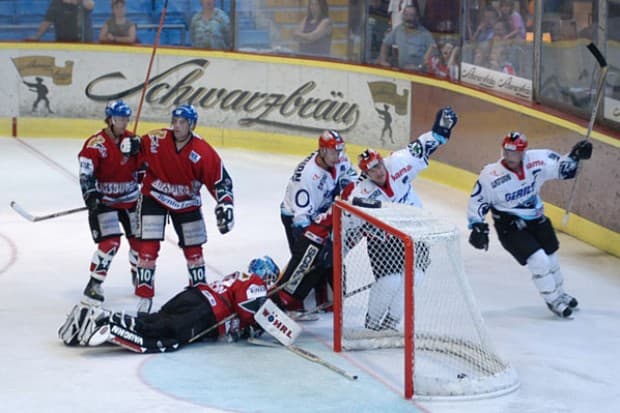 Das vermeindliche Tor wird von Sam Groleau, Mike Stevens und Christoph Melischko bejubelt