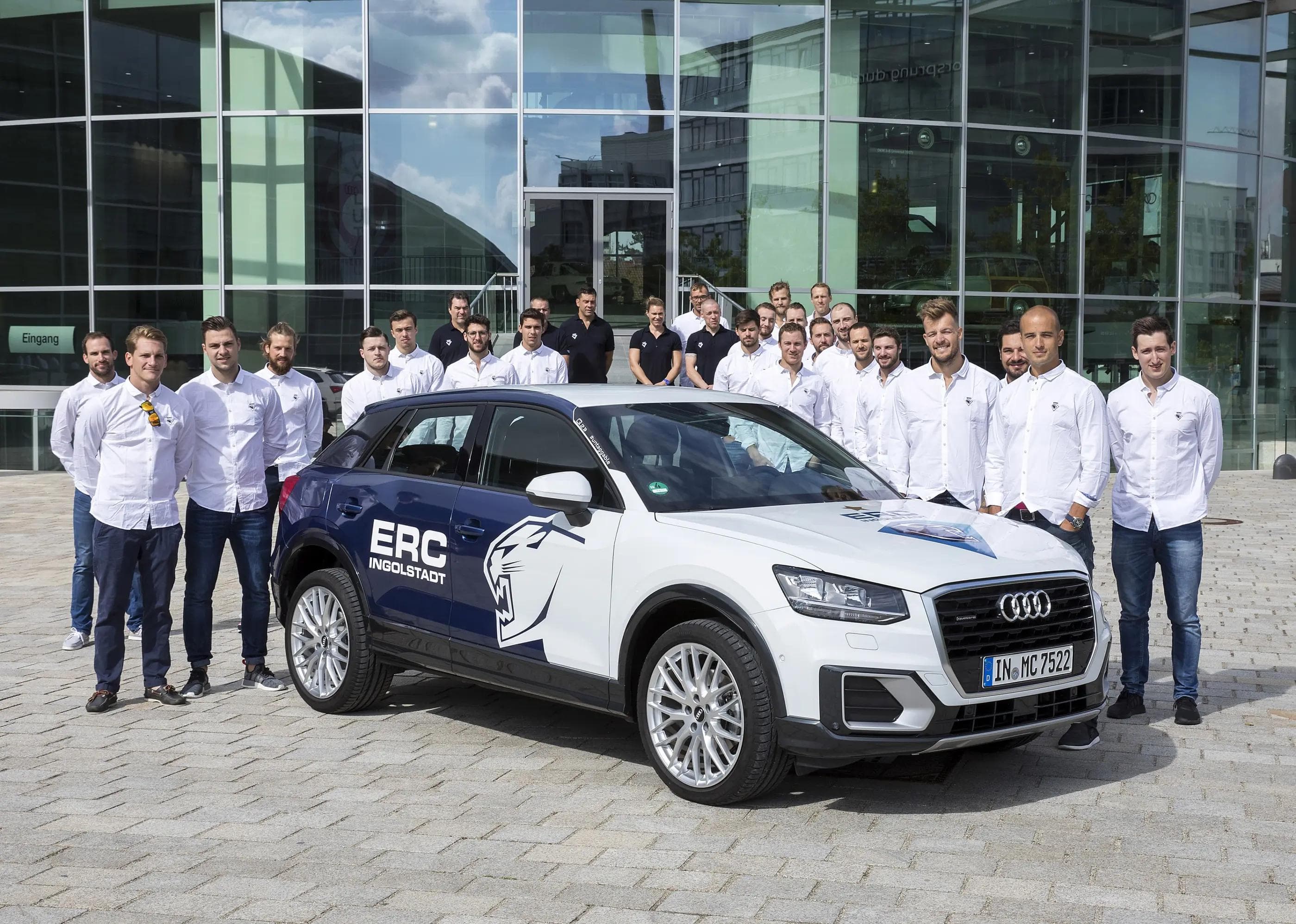 Gruppenfoto mit Q2 vor dem museum mobile. Foto: Stefan Sauer / Audi