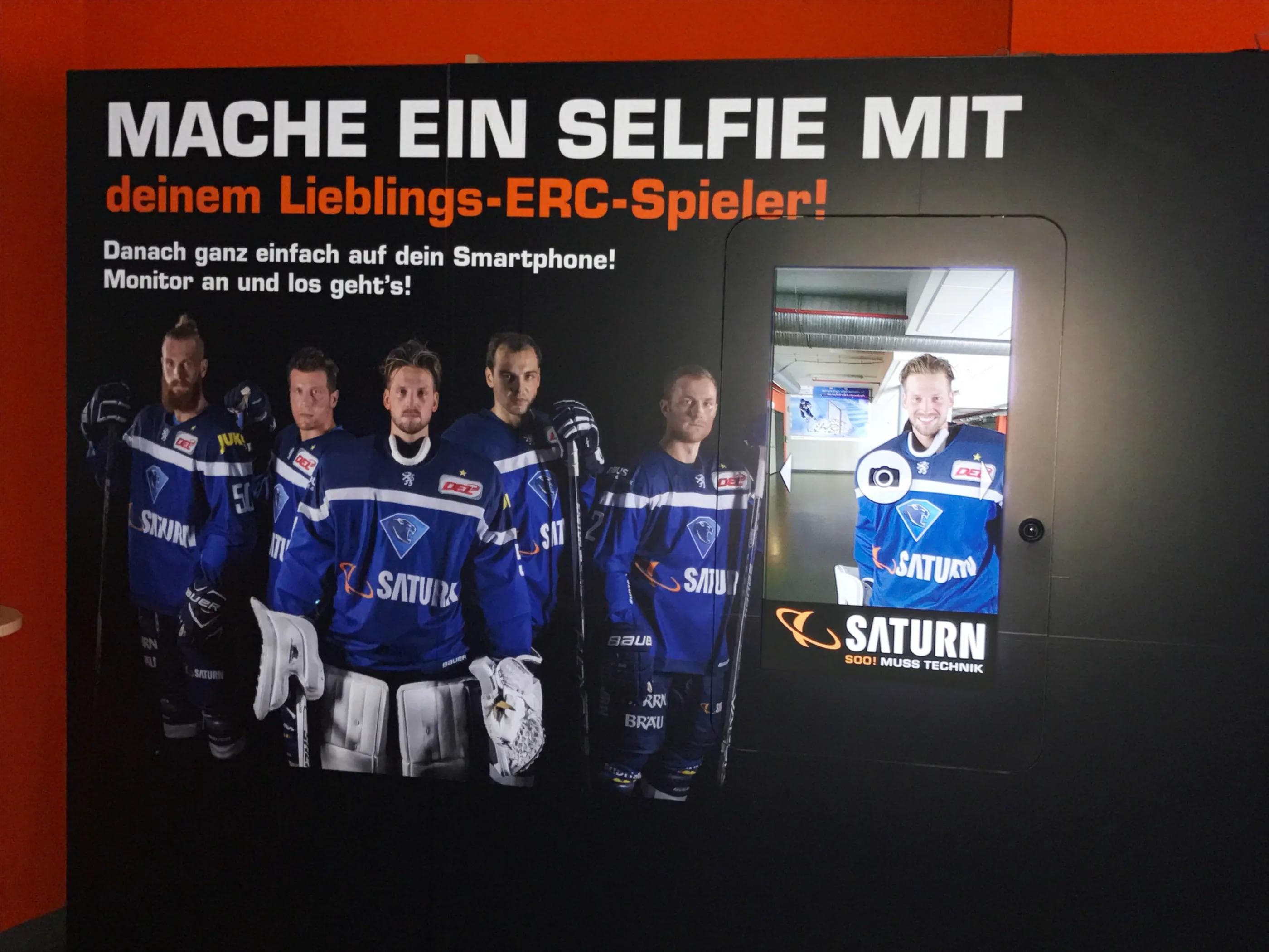 Eine neue Möglichkeit, ein Selfie von sich und ERC-Spielern zu verschicken: die Selfie Station im Eingangsbereich Süd der Saturn Arena...