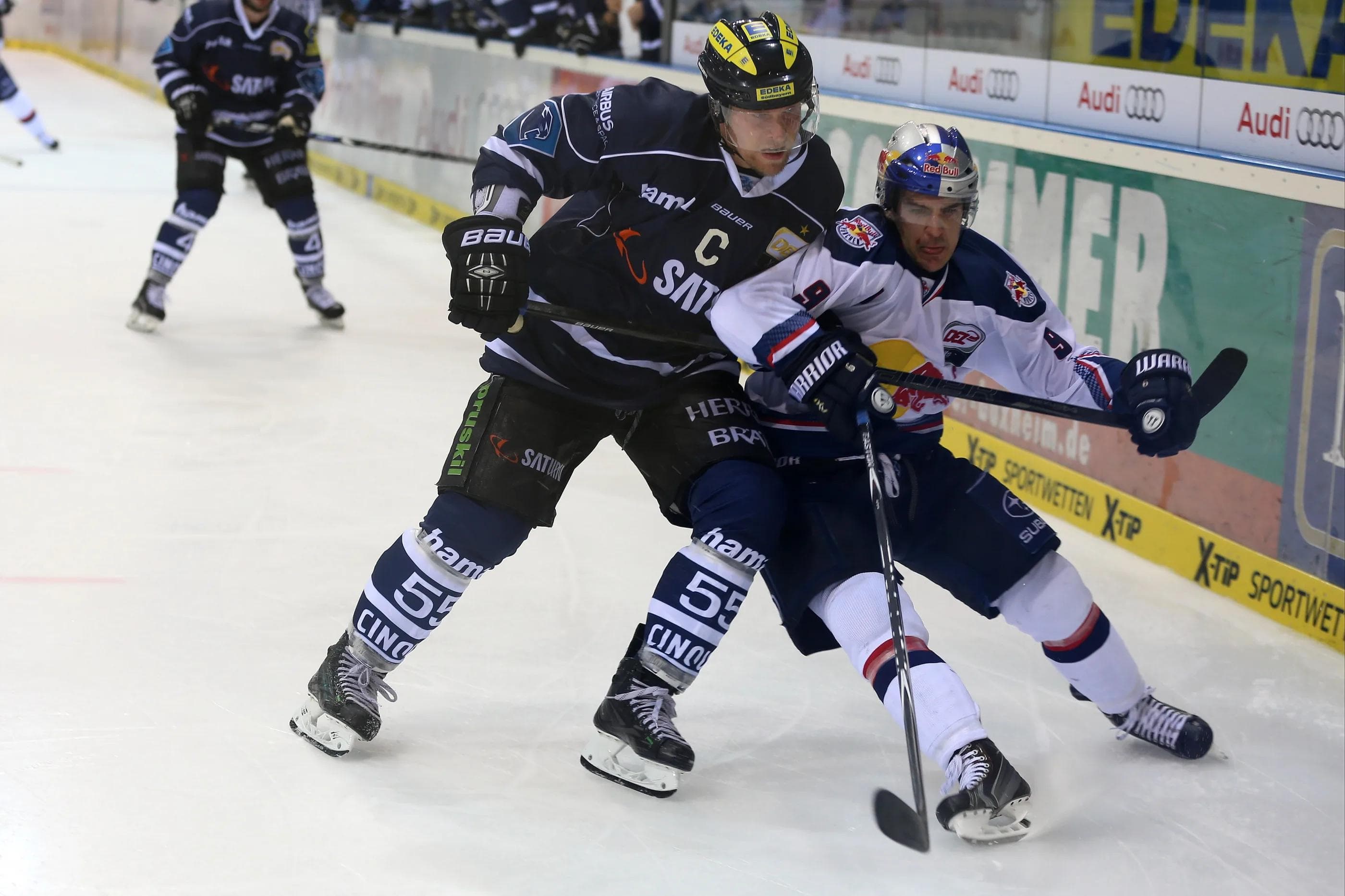 Im letzten Vergleich in der Saturn Arena siegte Patrick Köppchen (links) mit den Panthern mit 4:3 gegen Garrett Roes Münchner. Foto: Stefan Bösl / kbumm.de