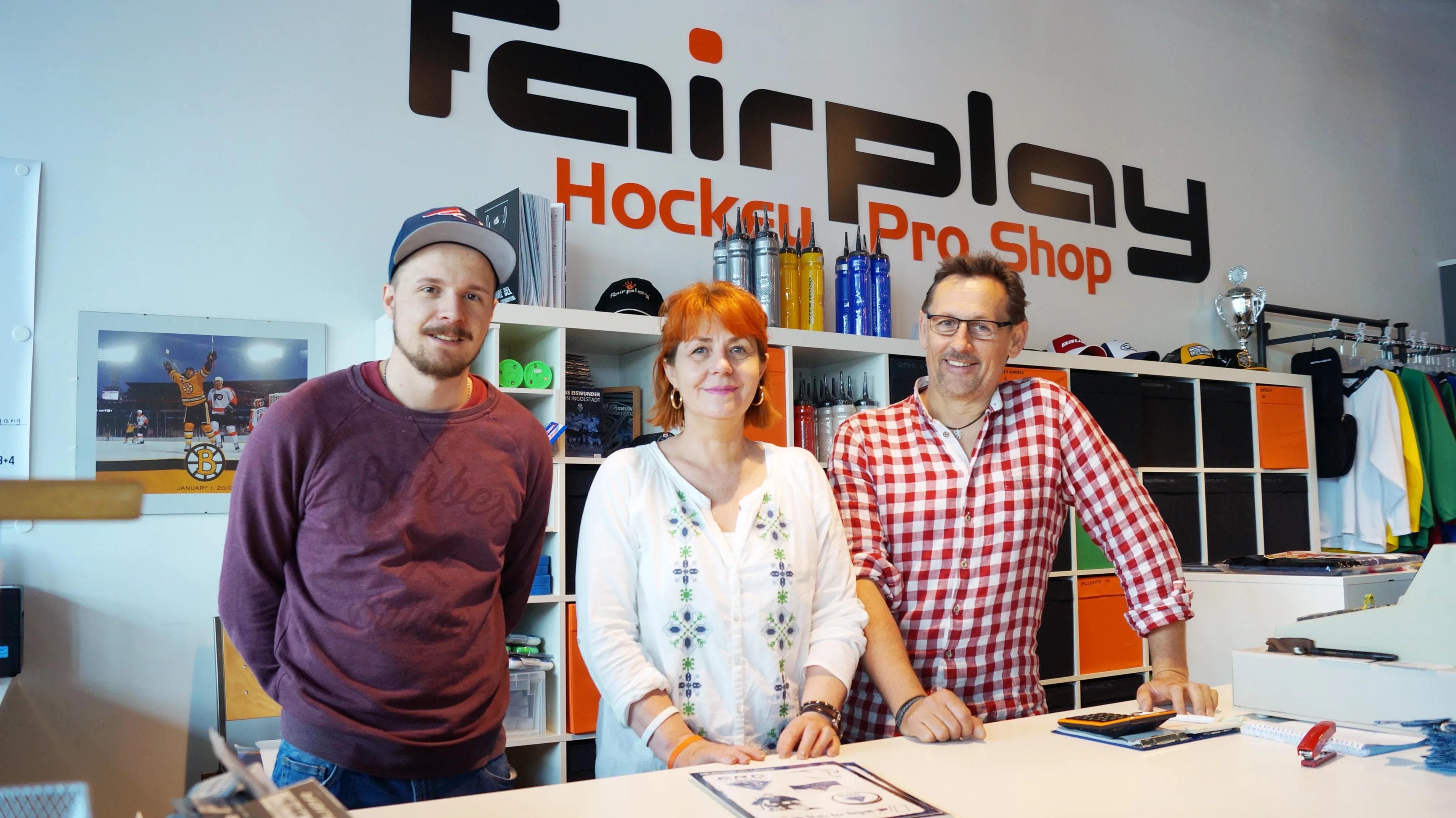 Die Mitarbeiter des Fairplay Hockey Shops freuen sich auf Ihren Besuch. Foto: Martin Wimösterer