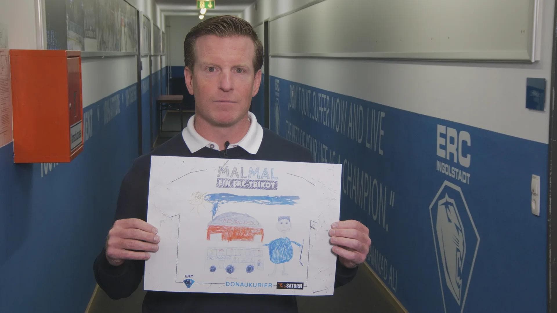 Co-Trainer Tim Regan über das Bild von Noah (6 Jahre): "Das ist mein allerliebstes Bild: Es zeigt unsere SATURN-Arena und vor allem, dass ich nicht so dick bin wie Tim Wohlgemuth."