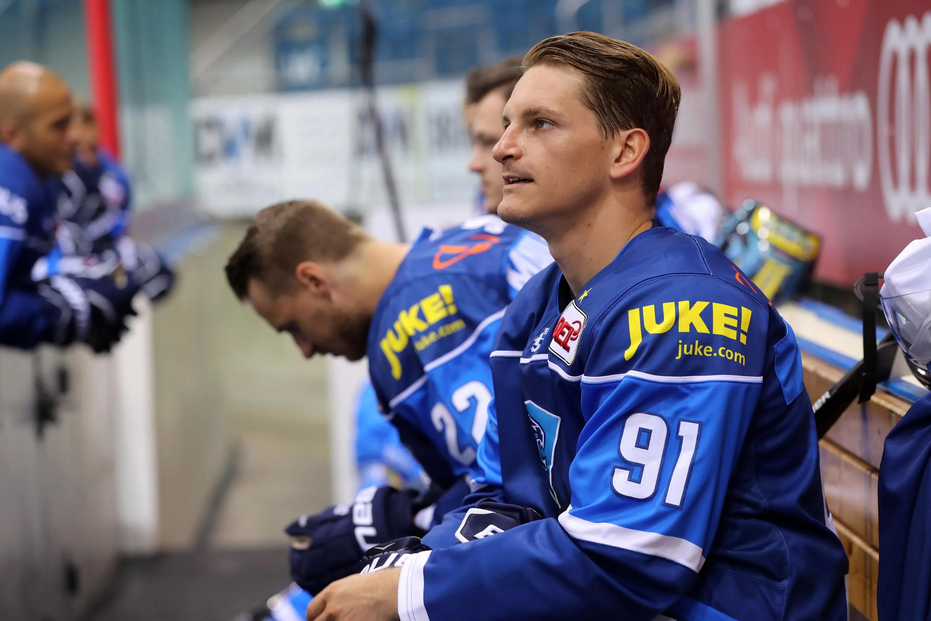 Das Warten hat eine Ende: Für die Neuzugänge um Laurin Braun steht am Freitag das erste Spiel im Panther-Trikot an. Foto: Stefan Bösl / kbumm.de