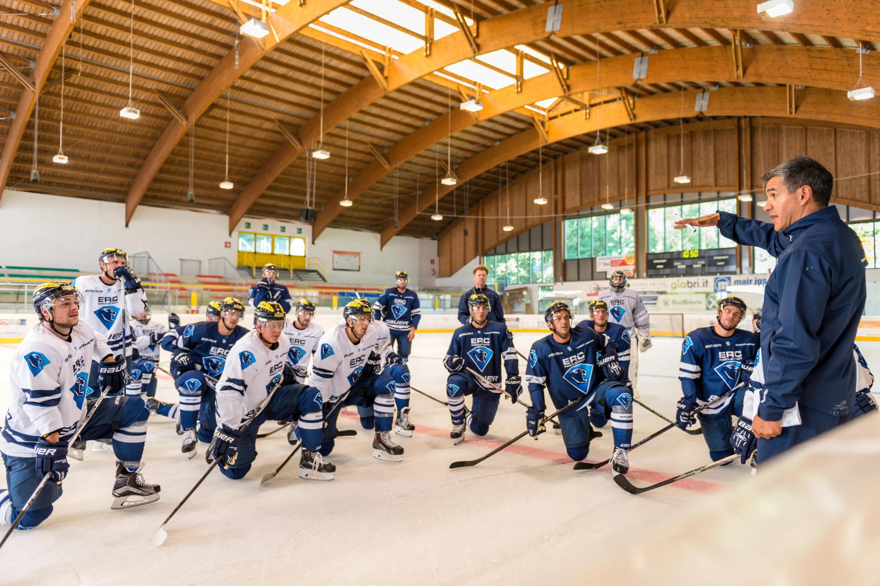Trainer Manny Viveiros und seine Mannschaft haben das Endspiel des Dolomitencups erreicht. Gegner heute sind die Kloten Flyers. Foto: Markus Fischer / mfipics.de