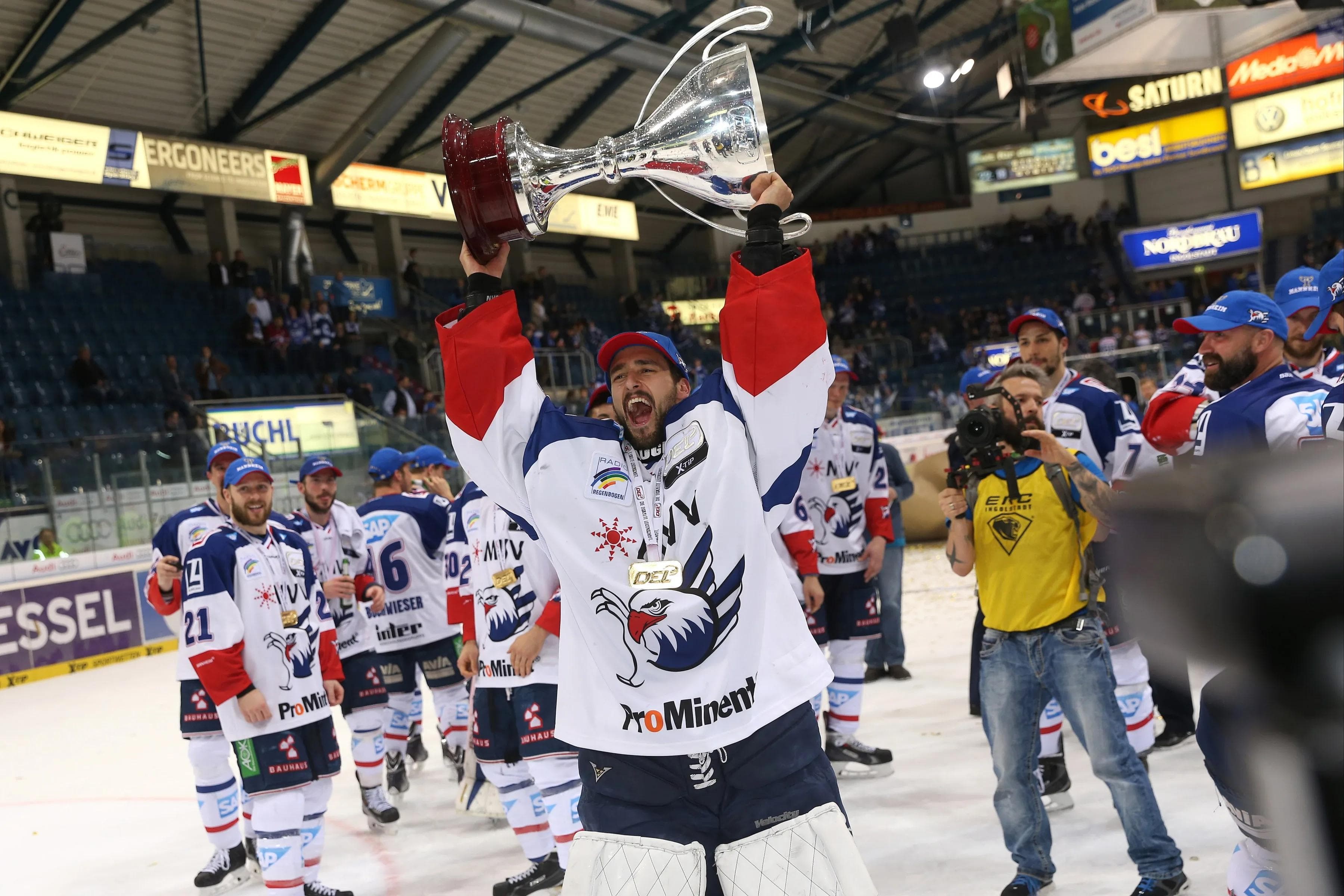 Die Mannheimer stemmen nach toller Finalserie den Pokal. Foto: Stefan Bösl / kbumm.de