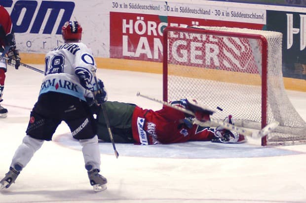 Doug Ast mit dem 1:1 Ausgleichtreffer