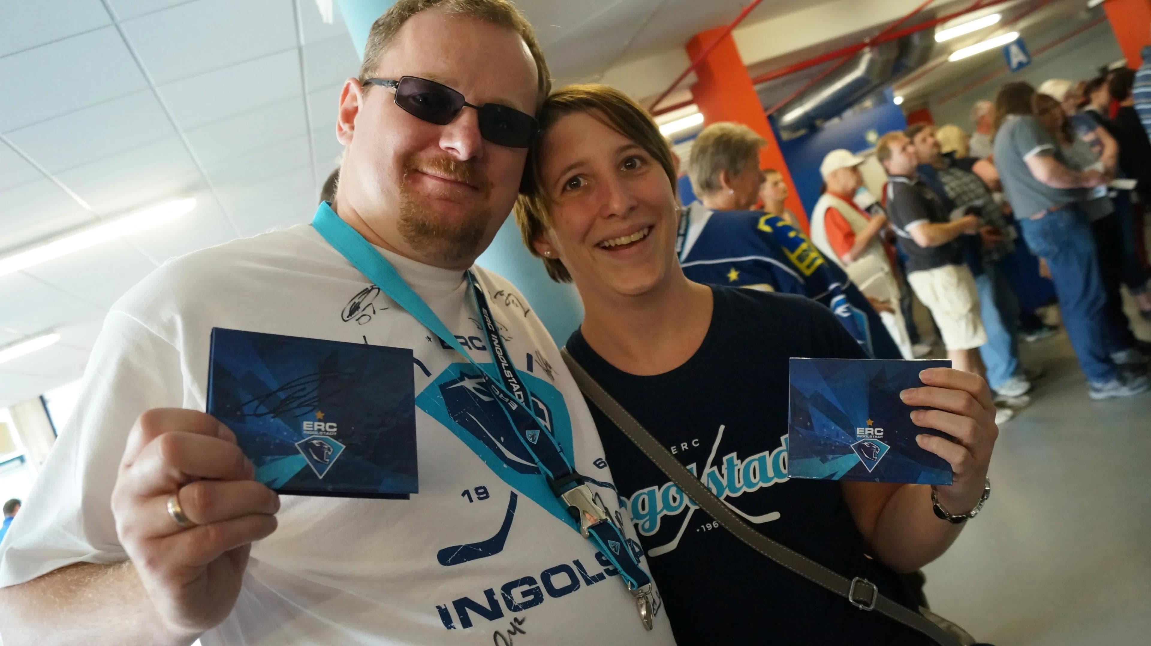 Diese beiden Dauerkartenbesitzer zeigen die Box von außen. Foto: Martin Wimösterer