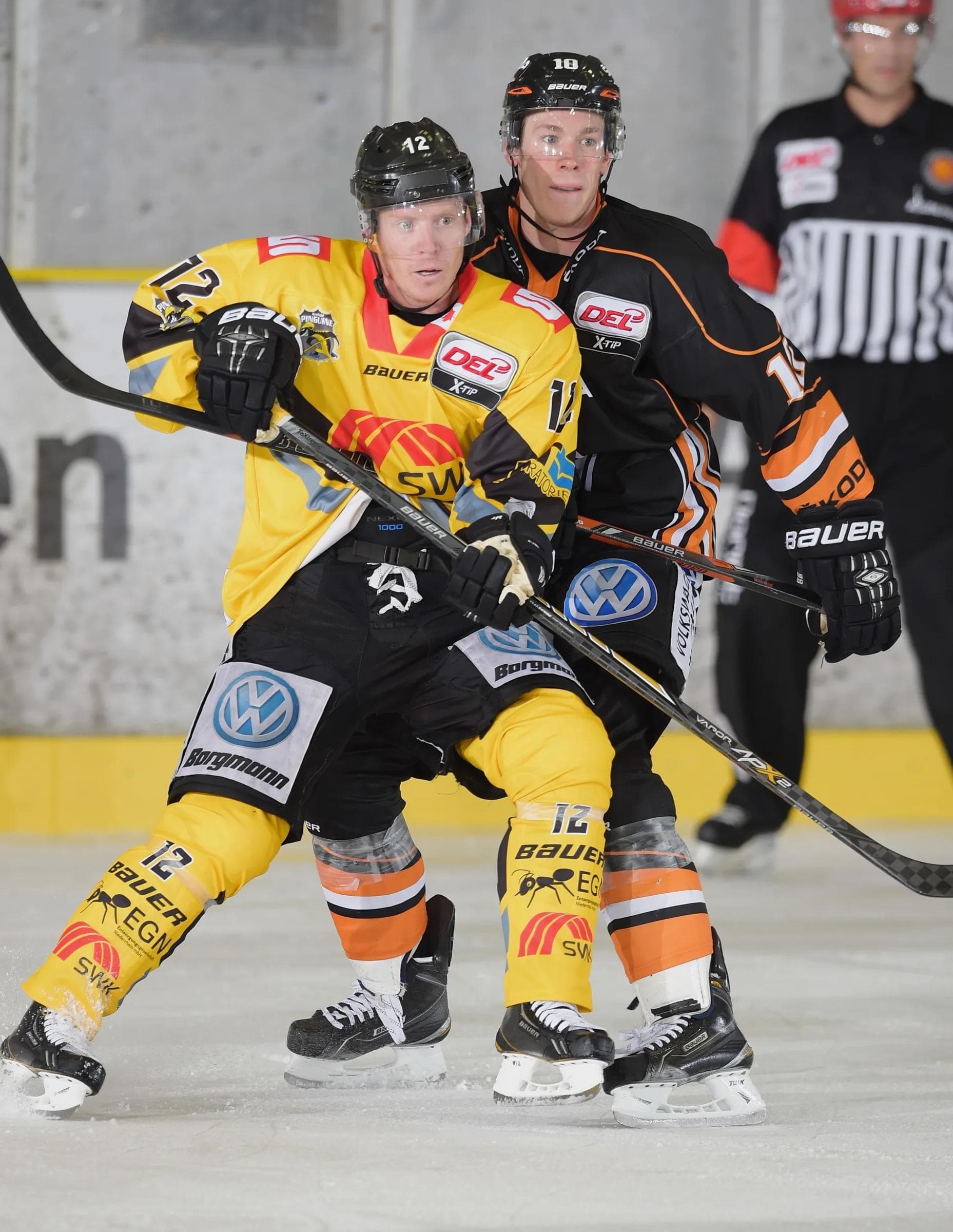 Krefelds Adam Courchaine gegen Tyler Haskins aus Wolfsburg (Foto: CityPress)