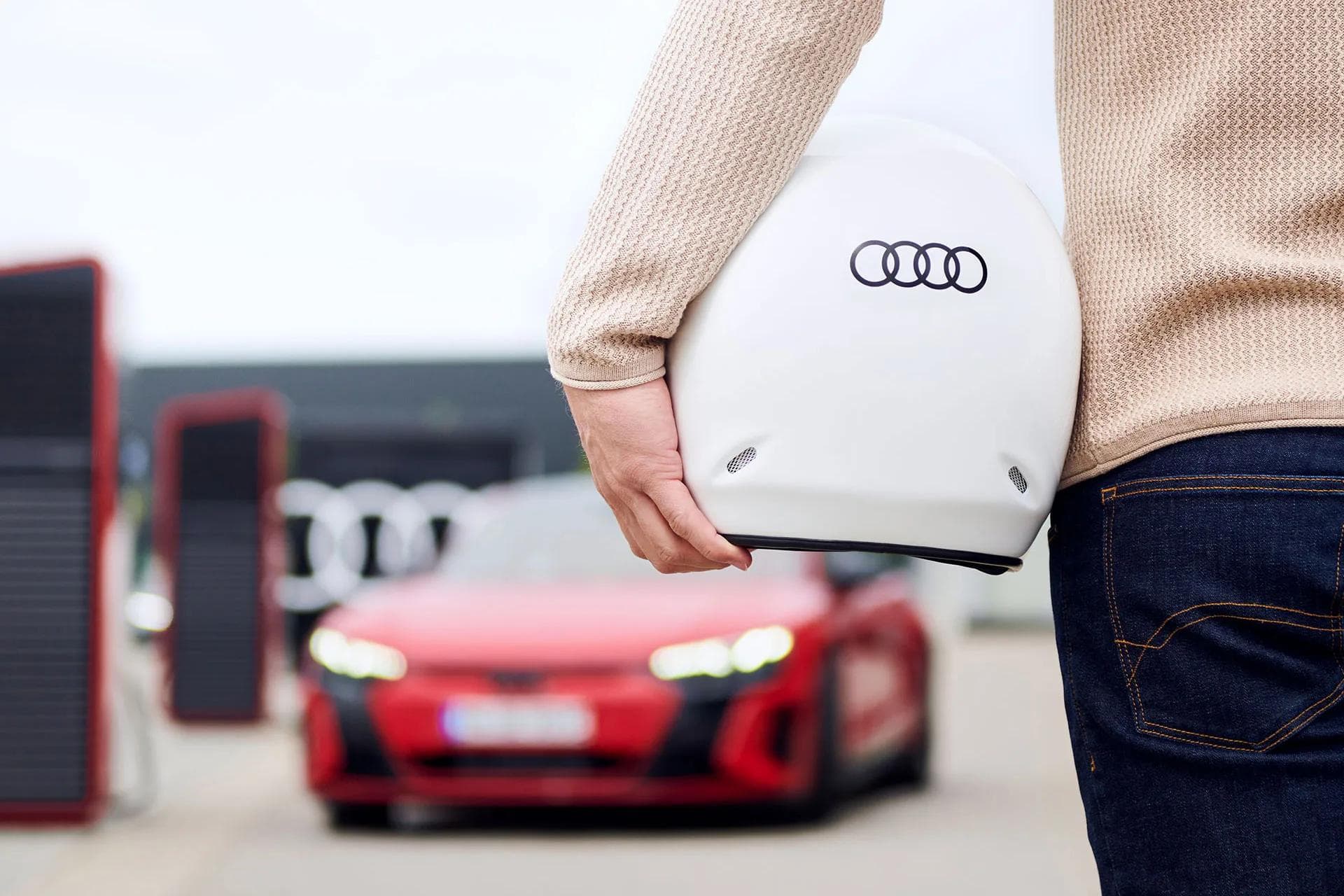 Als Hauptgewinn in der zweiten Pause des Frauenspiels wird ein halbtägiger Besuch der Audi Driving Experience in Neuburg verlost.
Foto: AUDI AG