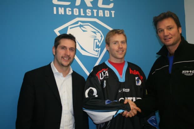 ERC-Neuzugang Brad Fast (Mitte) mit Sven Zywitza und Mike Krushelnyski.