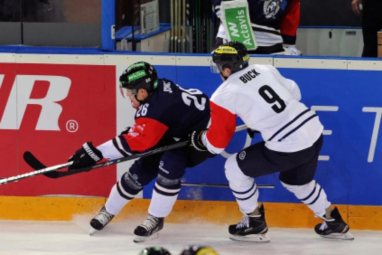 Brandon Buck im Hinspiel gegen den EV Zug (Foto: getty)