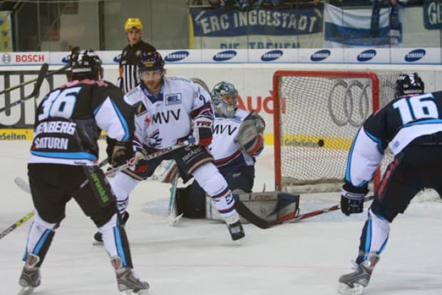 Beim ersten Aufeinandertreffen in der Saturn-Arena hatten die Panther die Nase vorn: mit 6:3 gewann der ERC gegen die Adler aus Mannheim.   Foto: kbumm