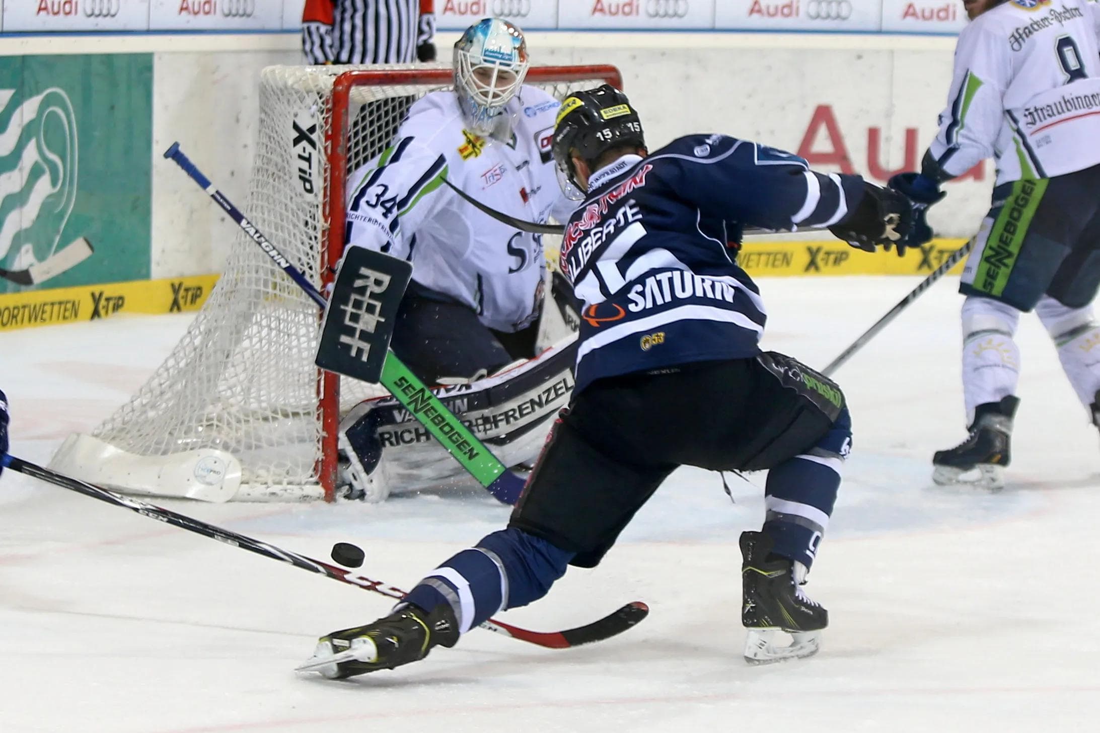 John Laliberte erzielte im Schlussabschnitt drei Tore gegen Straubings Goalie Dustin Strahlmeier. Foto: Jürgen Meyer