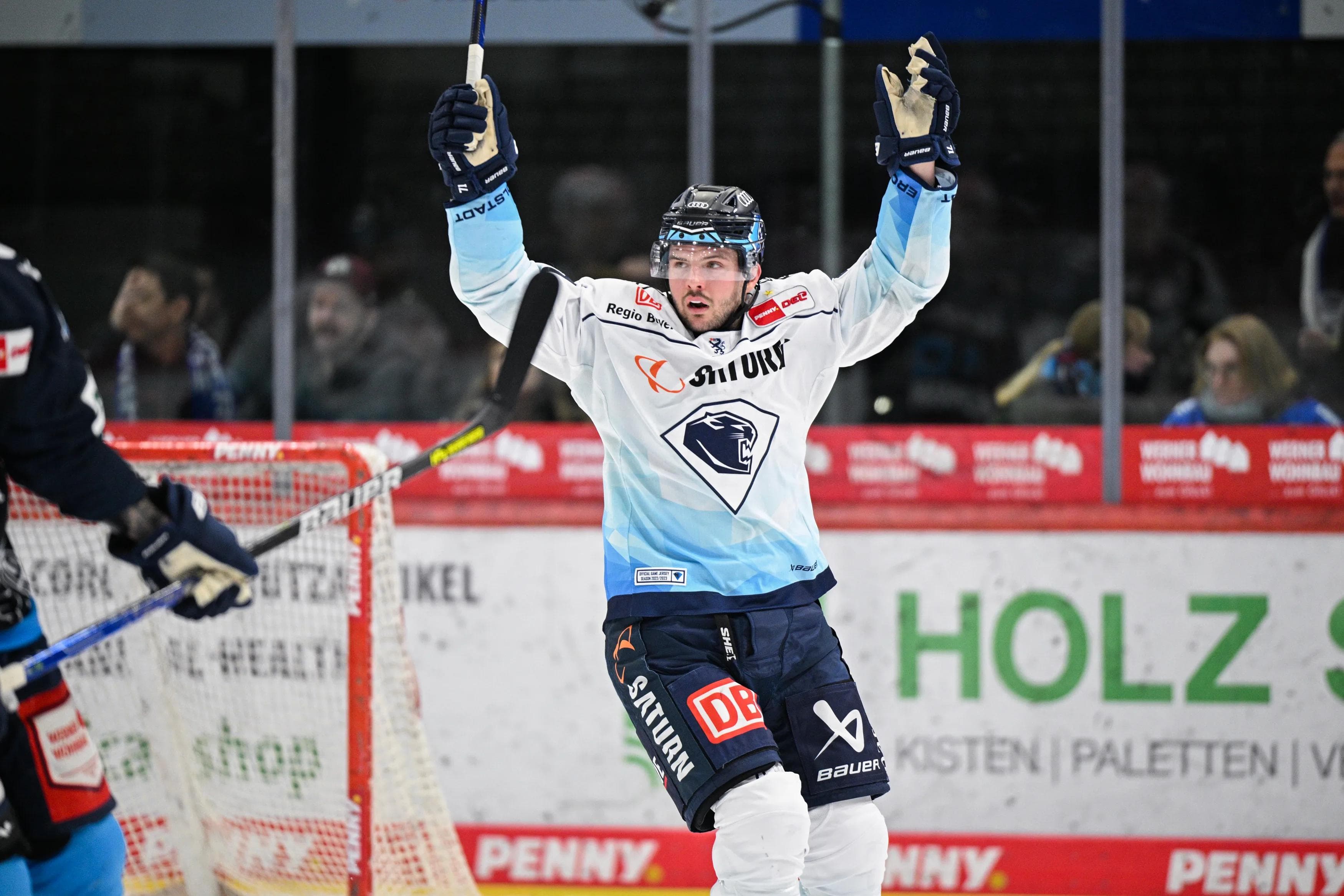 Justin Feser bejubelt den Panther-Sieg in Schwenningen.
Foto: DEL-Photosharing