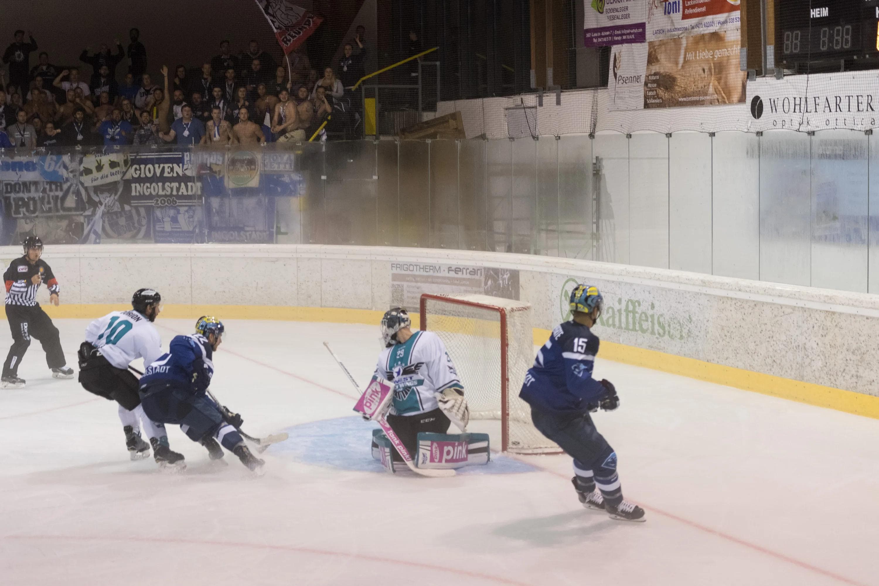 Feurige Stimmung auf den Rängen im Latscher IceForum - das ist der Vinschgau Cup. Foto: MFIPICS.DE/ Markus Fischer
