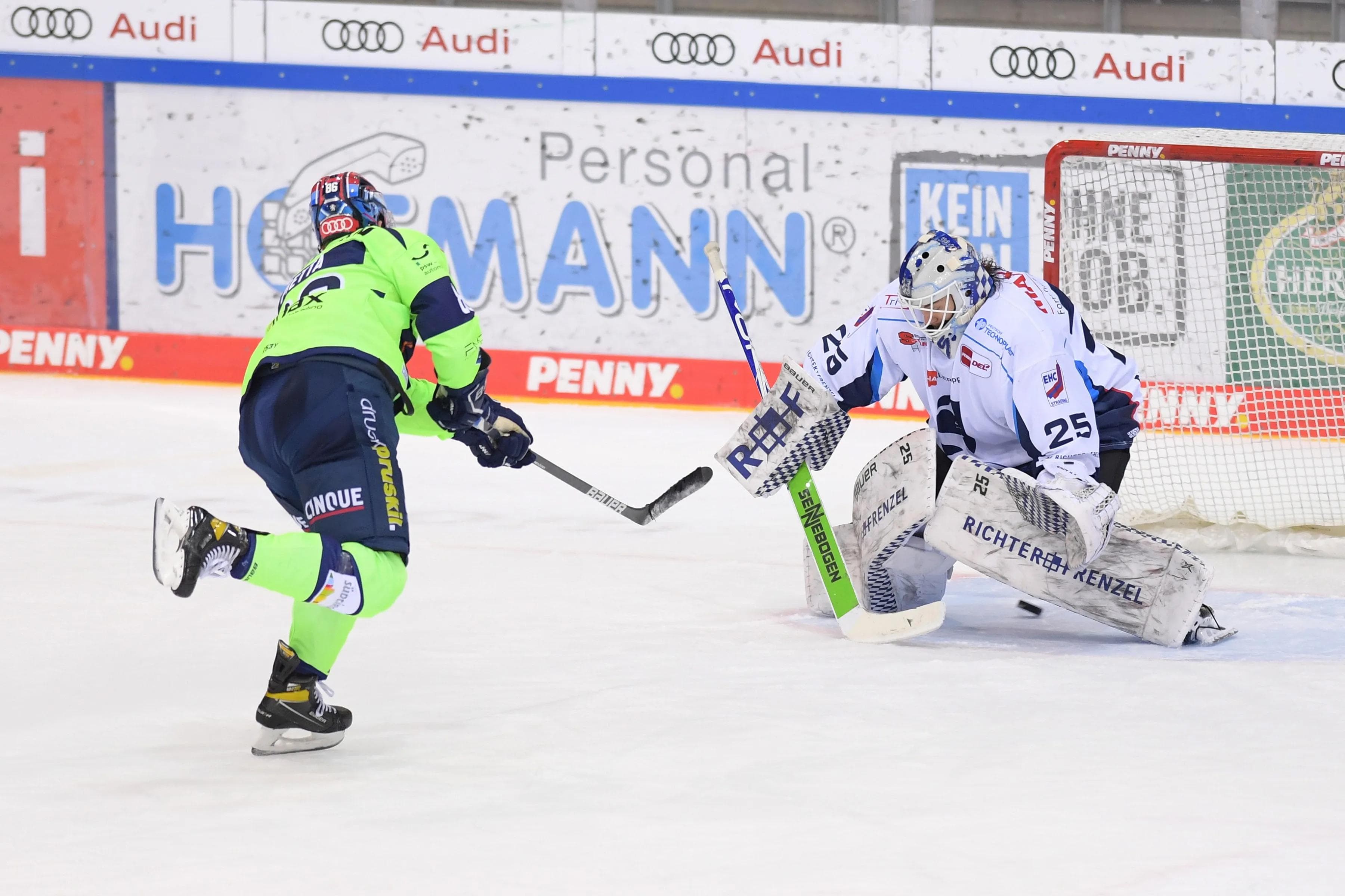 Der entscheidende Penaltytreffer von Daniel Pietta durch die Beine von Tigers-Goalie Sebastian Vogl.
Foto: Johannes Traub/JT-Presse.de