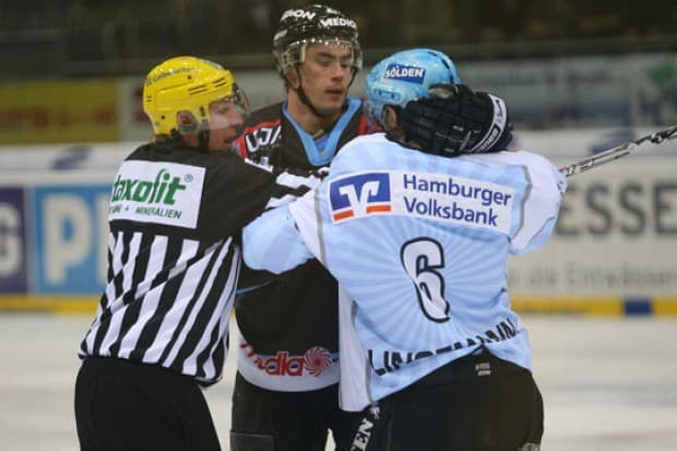 Die Panther liefern sich in den Pre-Play-offs einen Schlagabtausch mit den Freezers.
