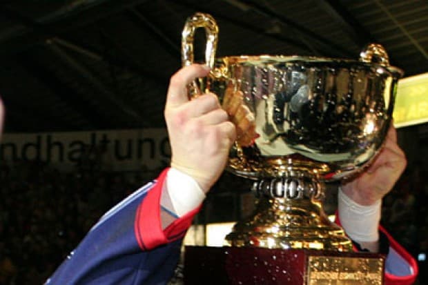 Ex-DEG Spieler Nicki Mondt mit dem ersehnten Pokal