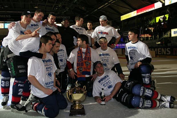 Hatten allen Grund zu Lachen, das Siegerteam mit Pokal