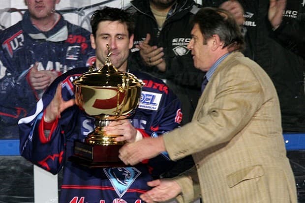 DEB Ligenleiter Helmut Baur übergibt den Pokal an Glenn Goodall
