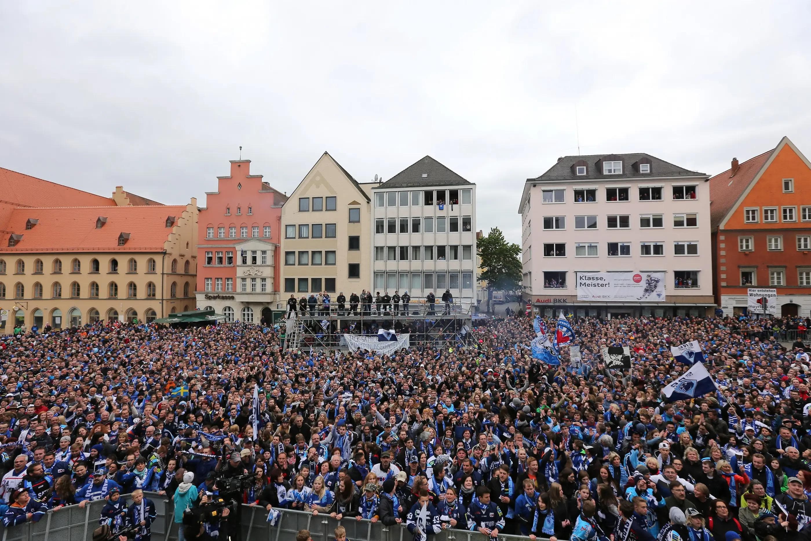 Unser Saisonabschluss findet in diesem Jahr am Rathausplatz statt. Foto: Stefan Bösl / kbumm.de