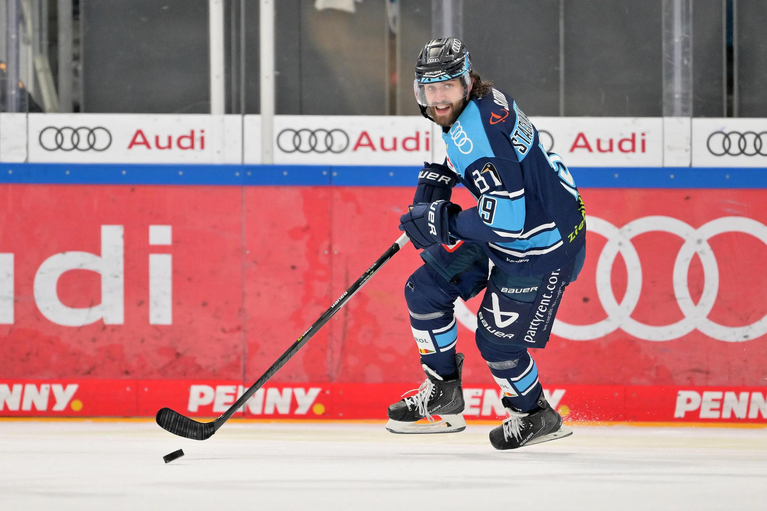 Volldampf voraus: Der ERC um Wojciech Stachowiak will auch den Eisbären Berlin keine Chance lassen.
Foto: Johannes Traub/JT-Presse.de