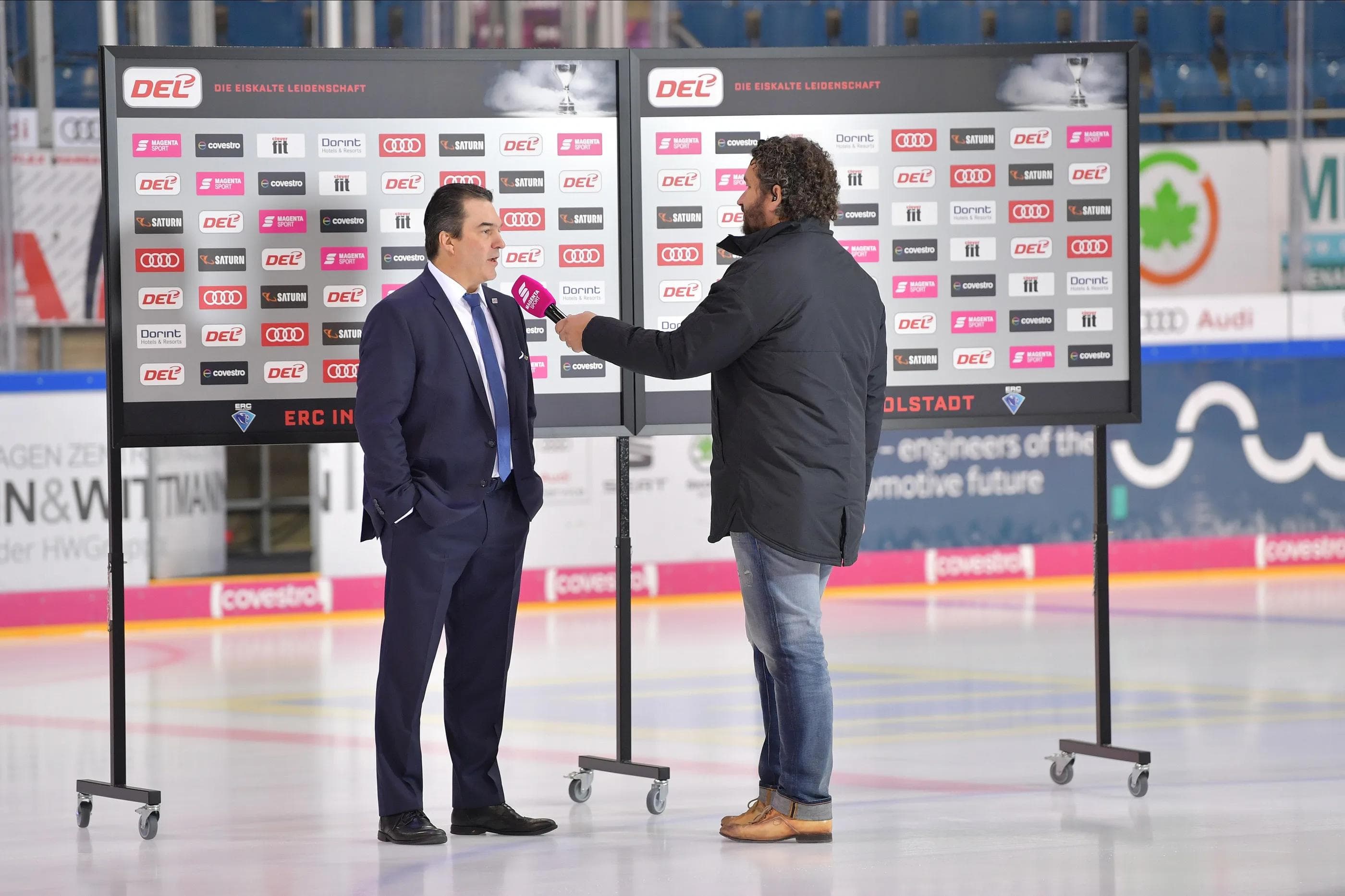 Larry Mitchell, hier im Interview mit Magenta Sport, bleibt Sportdirektor beim ERC Ingolstadt. 
Foto: Johannes Traub