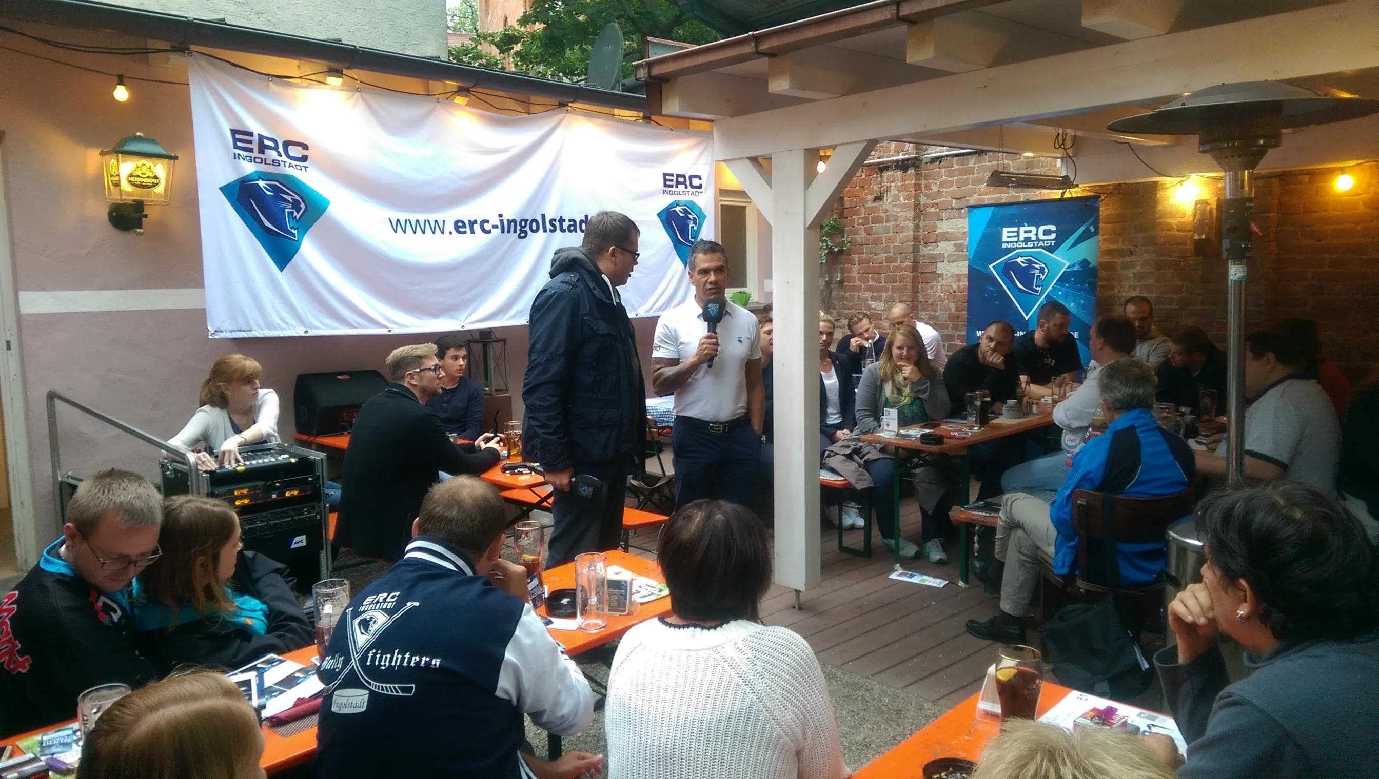 Headcoach Manny Viveiros im Gespräch mit Moderator Hannes Langer...