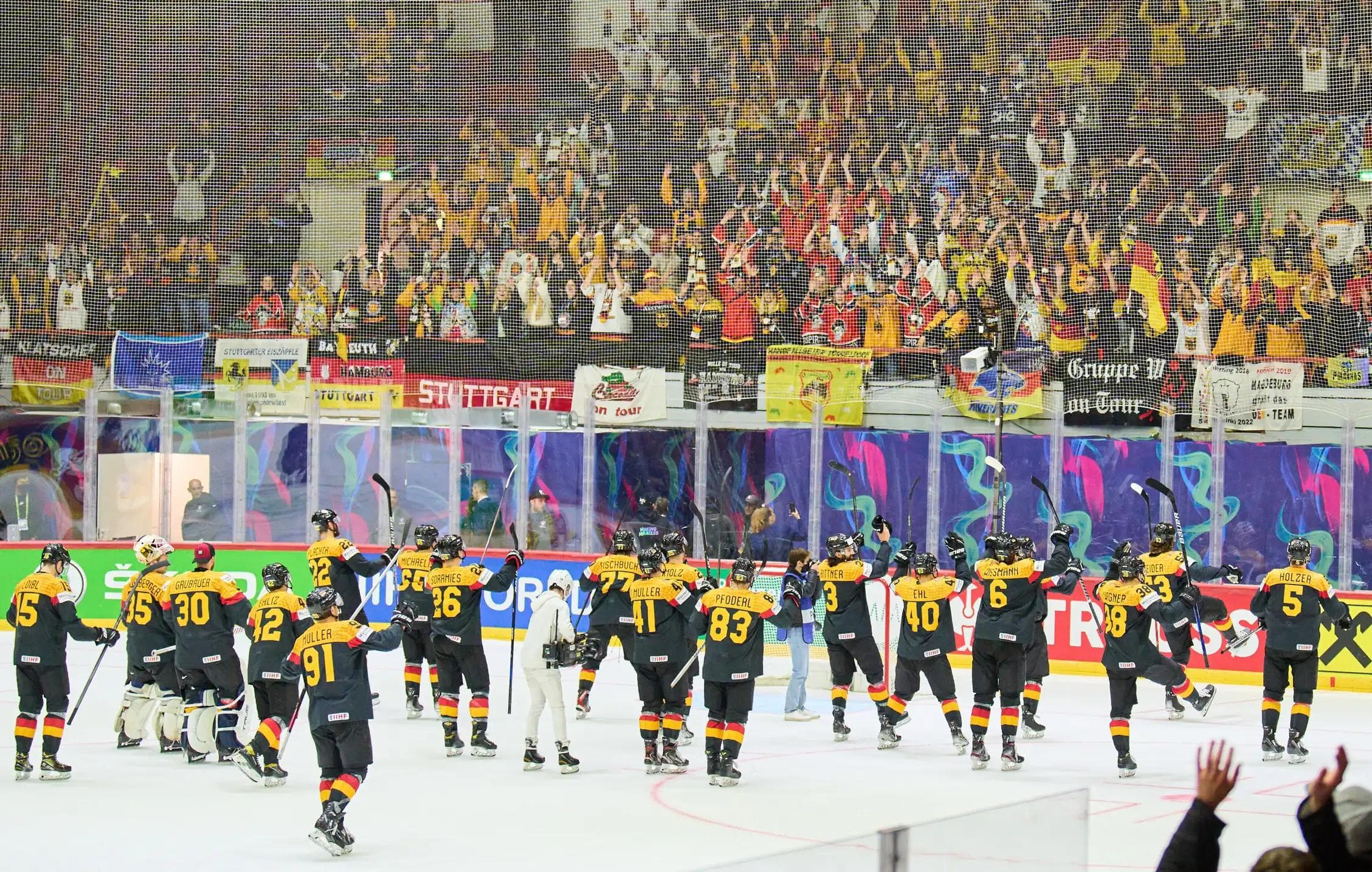 Die deutsche Mannschaft will auch nach dem heutigen Duell mit ihren Fans einen Sieg feiern können.
Foto: Peter Schatz